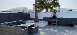 1058big-playa-blanca-villa-arabella-outdoor-dining-area-with-canarian-bbq