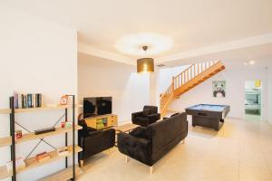 1617big-playa-blanca-villa-vista-rey-living-area-with-pool-table
