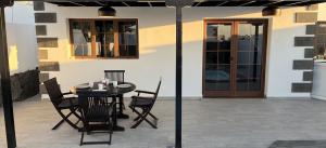 1663big-playa-blanca-villa-villa-arabella-outside-dining-area-view-from-other-side-of-pool