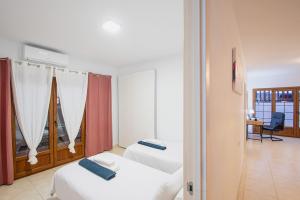 553big-playa-blanca-villa-vista-rey-bedroom-workdesk