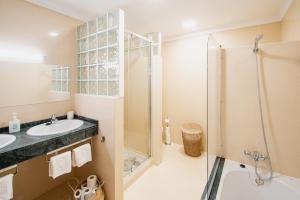 677big-playa-blanca-villa-vista-rey-bathroom-shower