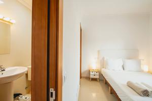 677big-vista-princesa-bedroom-with-attached-bathroom