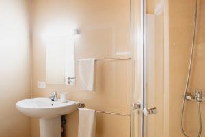 825big-playa-blanca-villa-vista-rey-washroom