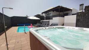 884playa-blanca-villa-princessa-hot-tub-lanzarote