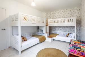 villa-penguina-bedroom-with-bunk-beds