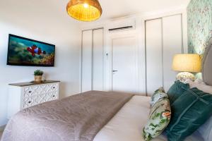 villa-penguina-double-bedroom-ensuite-with-smart-tv