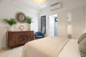 villa-penguina-double-bedroom-with-ensuite-and-air-conditioning