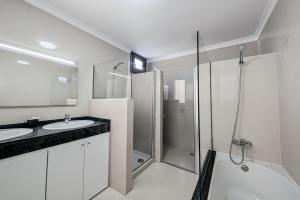 villa-penguina-family-bathroom-with-bath