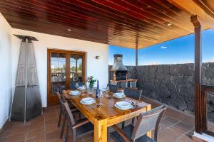 villa-penguina-outside-dining-area-with-bbq