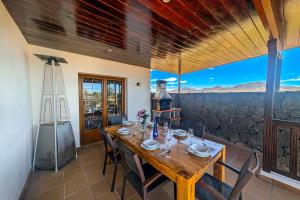villa-penguina-outside-dining-area-with-mountain-views