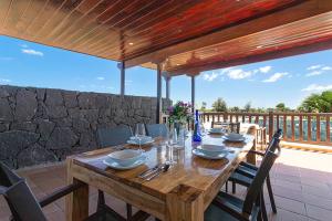 villa-penguina-outside-dining-area