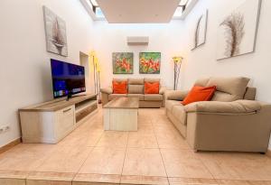 Villa Vista Oceana - Living Area with Smart TV