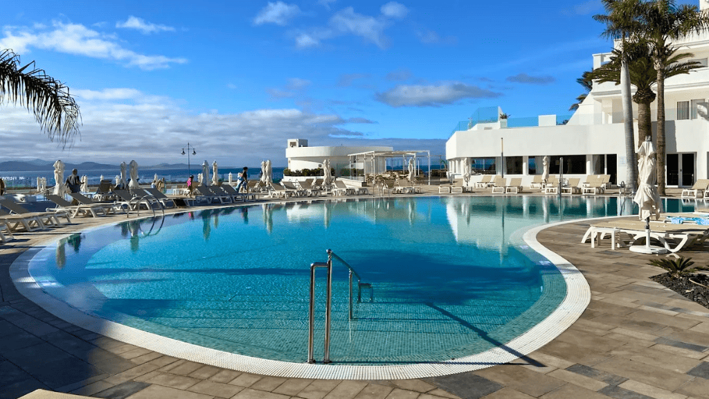 The Perfect Ending: Hotel Day Pass Playa Blanca for Late Departures 3 Hotel Day Pass Playa Blanca
